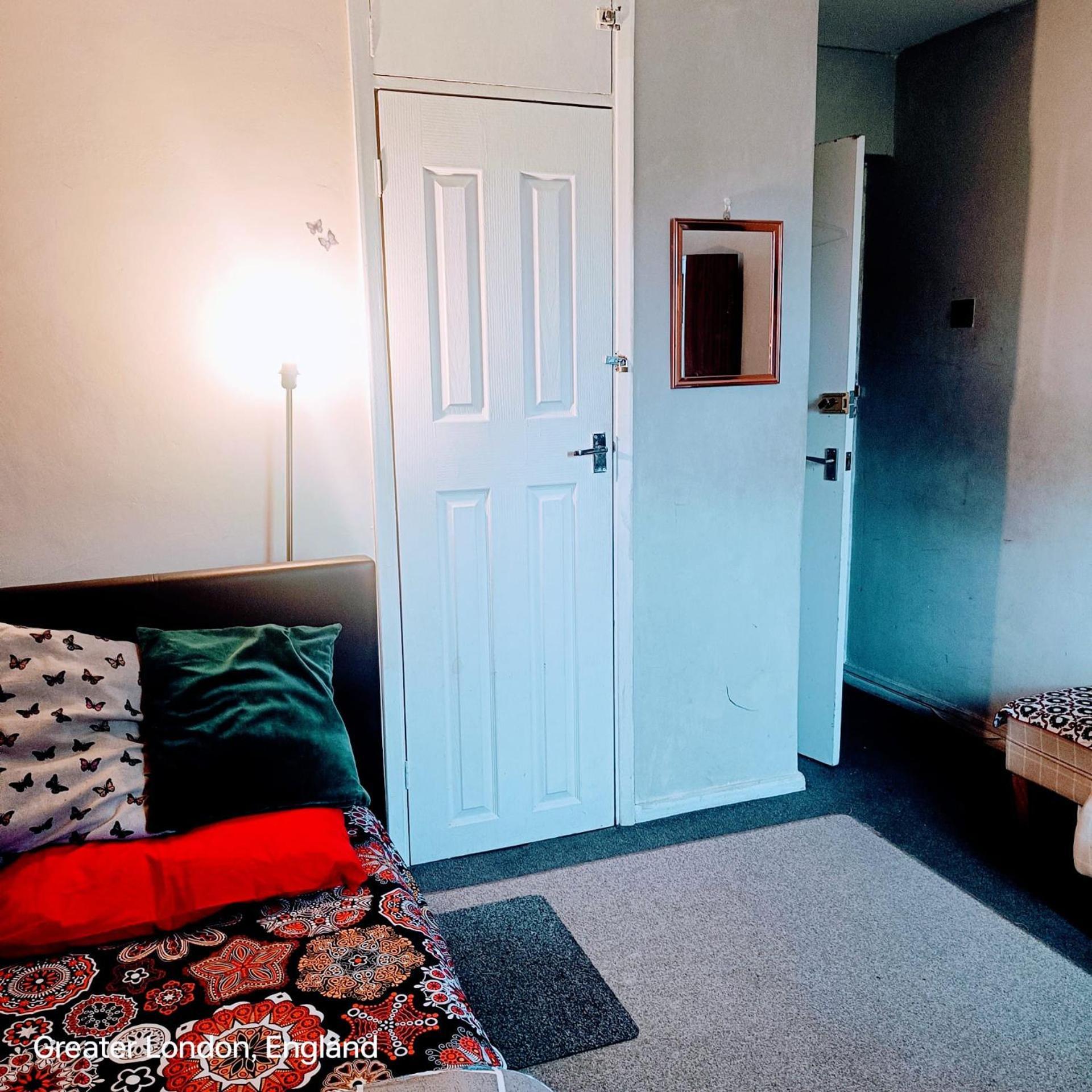 Cosy Private In Hornchurch, London With Free Parking *